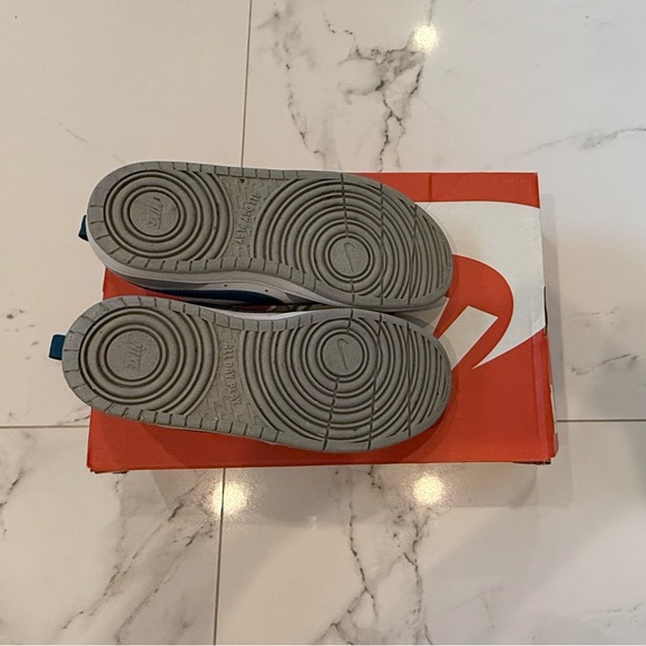 Nike Kids Sneakers Size 5Y Grey White Blue – With Box - Picture 4 of 4